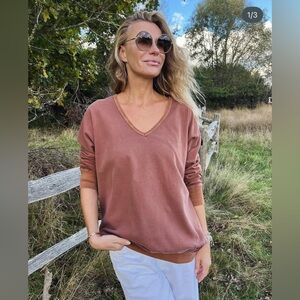 Sloppy Joe Raglan V Neck in Brown, Size M (2) 🤎